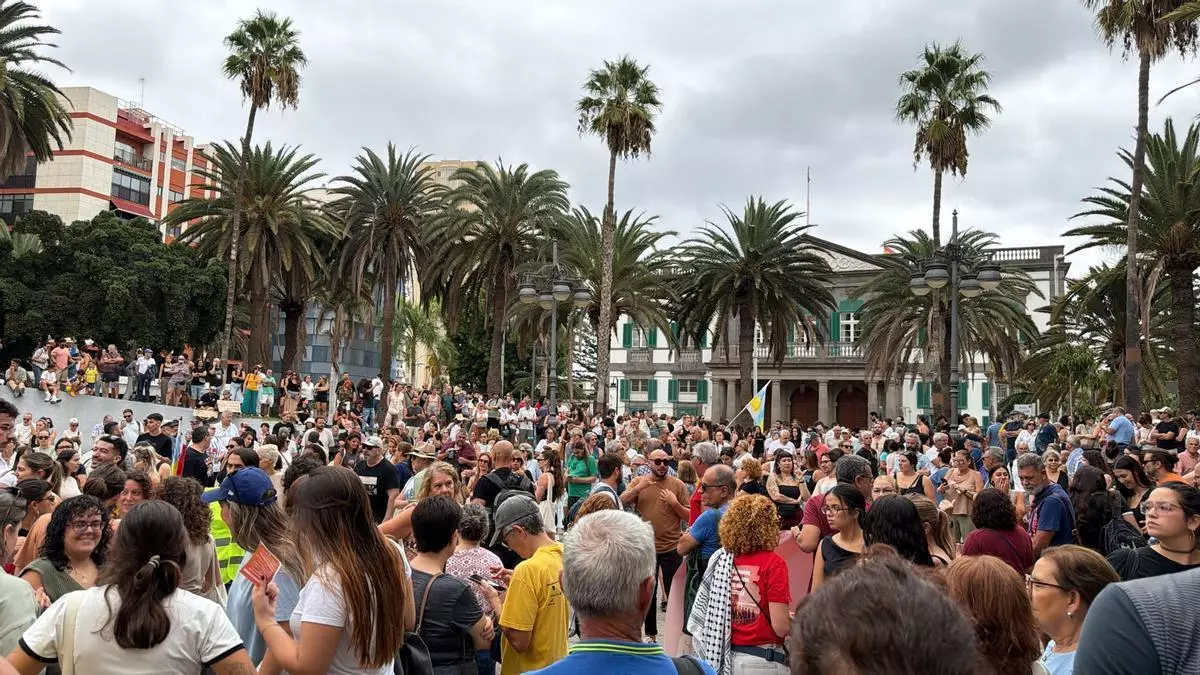 Momentos previos a la concentración por la vivienda en la Plaza de La Feria, en Las Palmas de Gran Canaria, tras el rechazo a los 'decretos Maricarmen'
