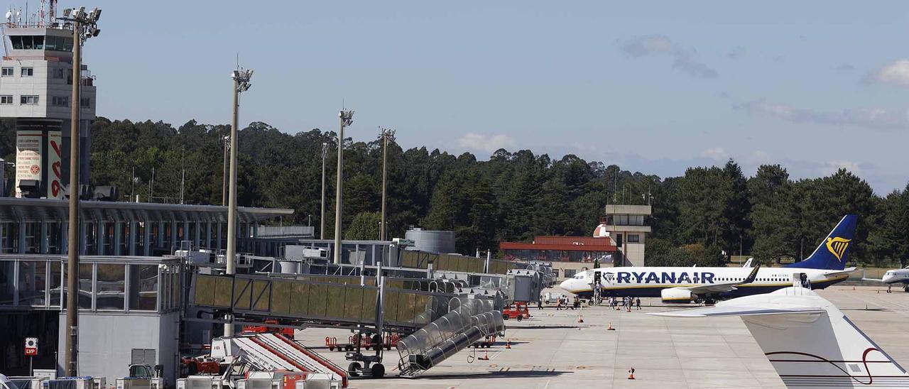 Aviones en la pista del aeropuerto de Peinador el pasado verano