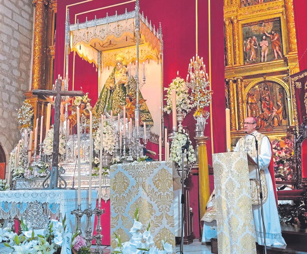 El obispo de Córdoba, Jesús Fernández, celebró la misa en San Mateo.