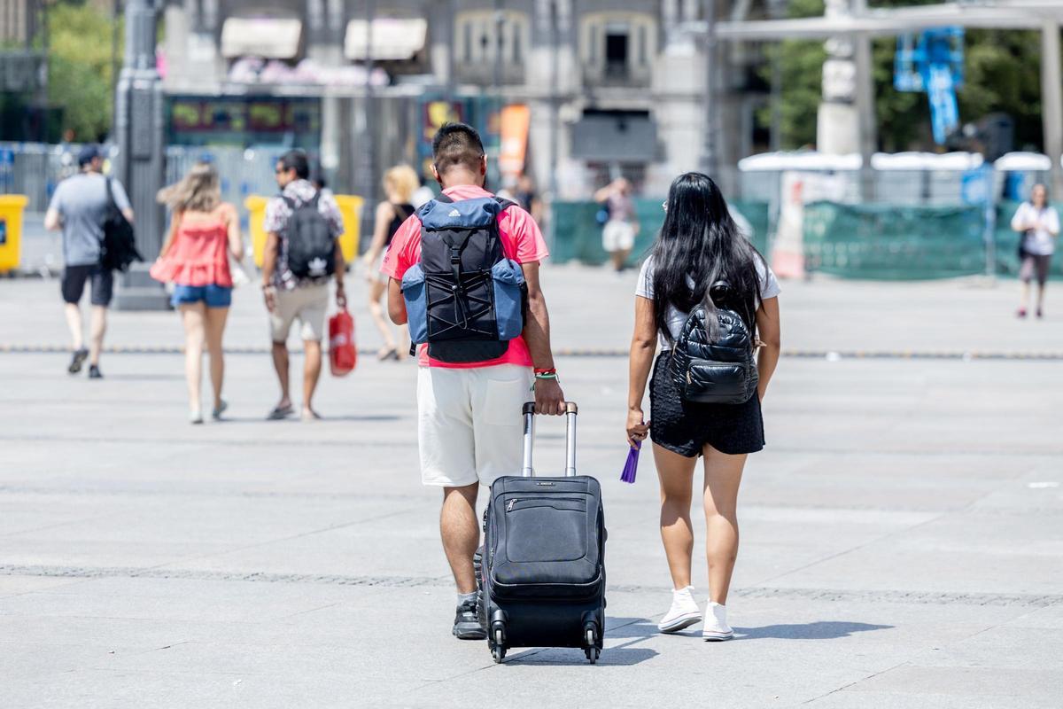Turistas con maletas, a 1 de julio de 2025, en Madrid (España).
