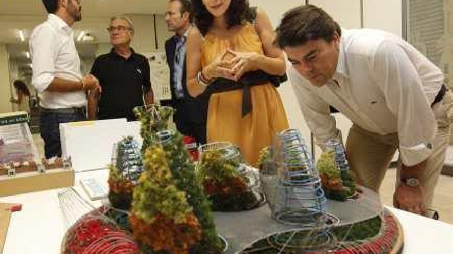 Dos concejales observan algunas de las maquetas presentadas, y los autores de los proyectos de jardines para la línea 2 del TRAM, el comercio o las rotondas.