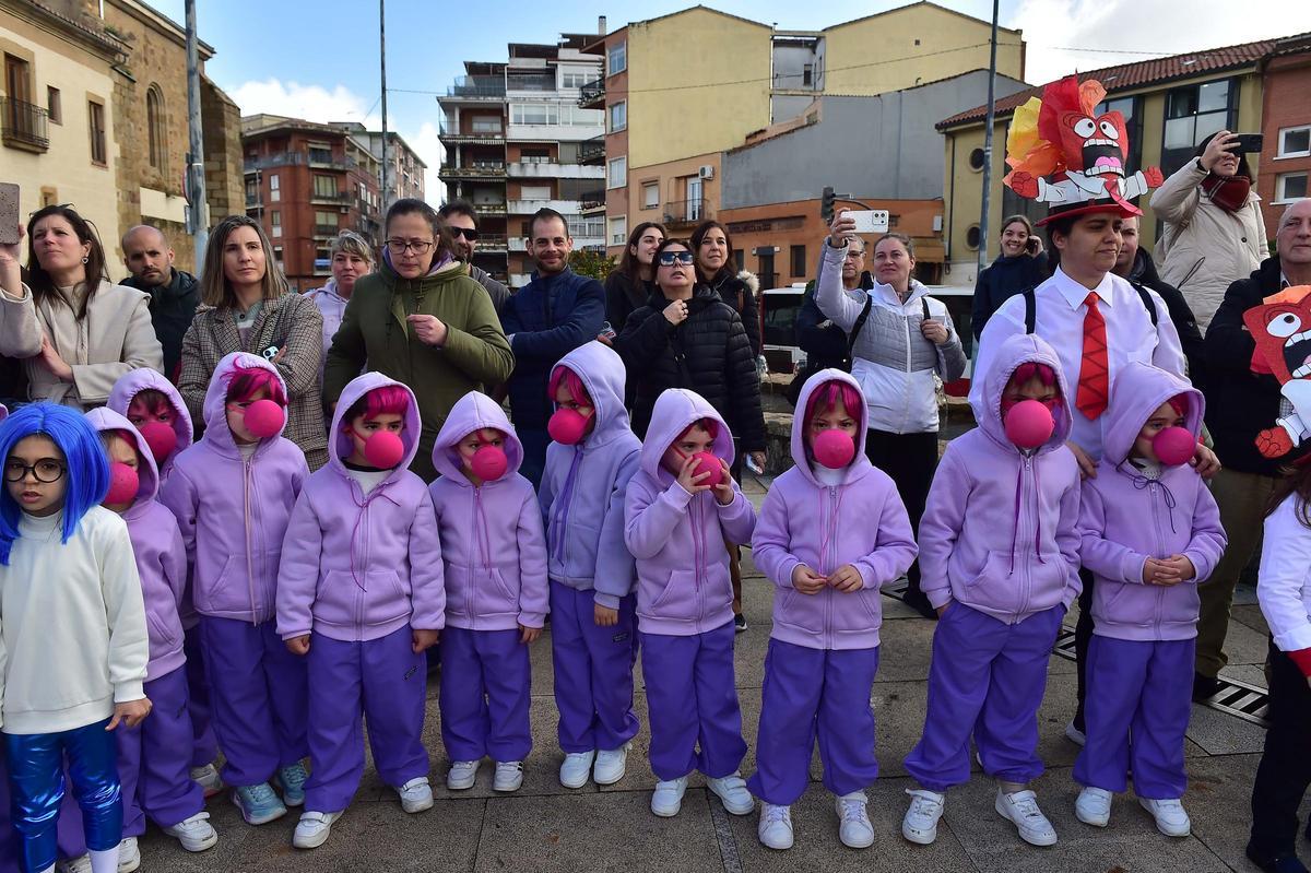 Fotogalería | Los colegios estrenan el Carnaval en Plasencia