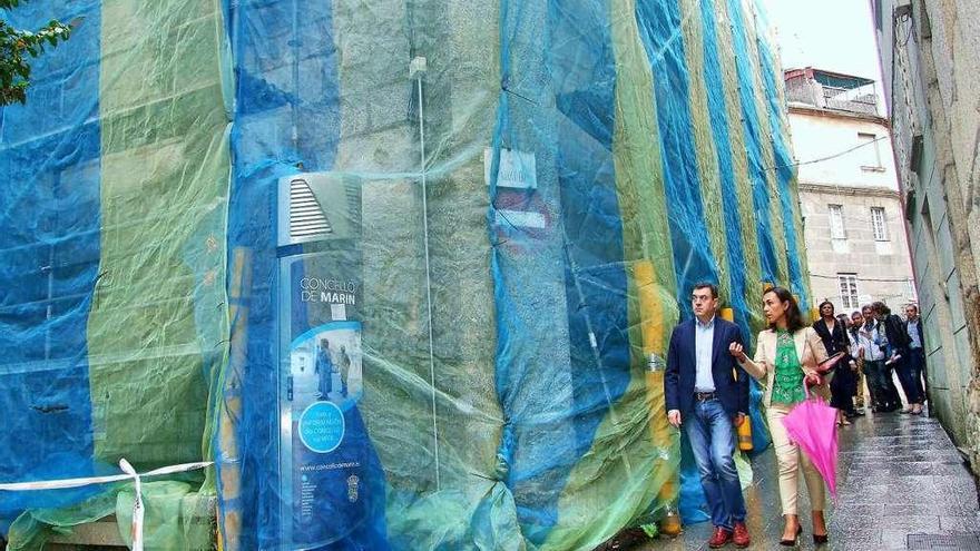 Román Rodríguez y María Ramallo, en la visita al exterior de la iglesia. // S.A.