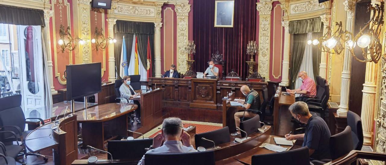 Reunión de la junta de portavoces del concello de Ourense este verano pasado. |   // IÑAKI OSORIO