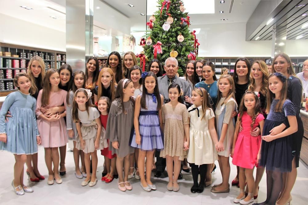 Entrega de las peinetas del "primer traje" de las falleras mayores y cortes