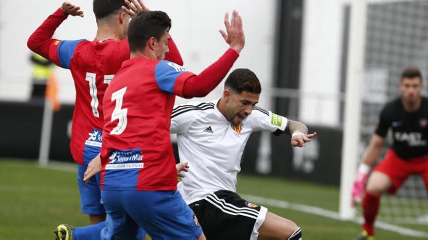 La suerte da la espalda al Valencia Mestalla en el Derbi