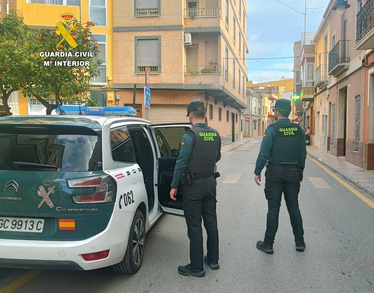 Agentes de la Guardia Civil tras la detención del fugitivo que intentó asaltar una casa de Silla.