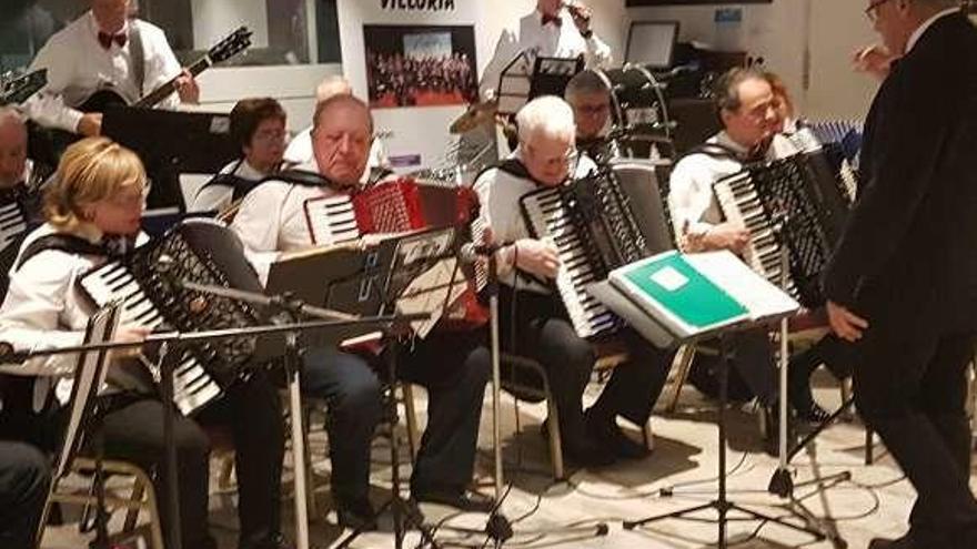 La Banda de Acordeones de Villaviciosa, actuando en Llanes.