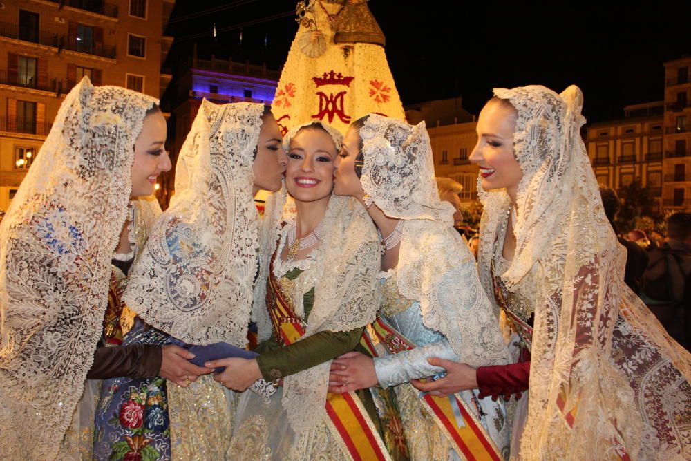 Que protagonizaron una sencilla ceremonia que, de vez en cuando, se produce: la despedida a la que completa su ciclo de cinco ofrendas. En este caso le tocó a Carmen Sancho de Rosa.