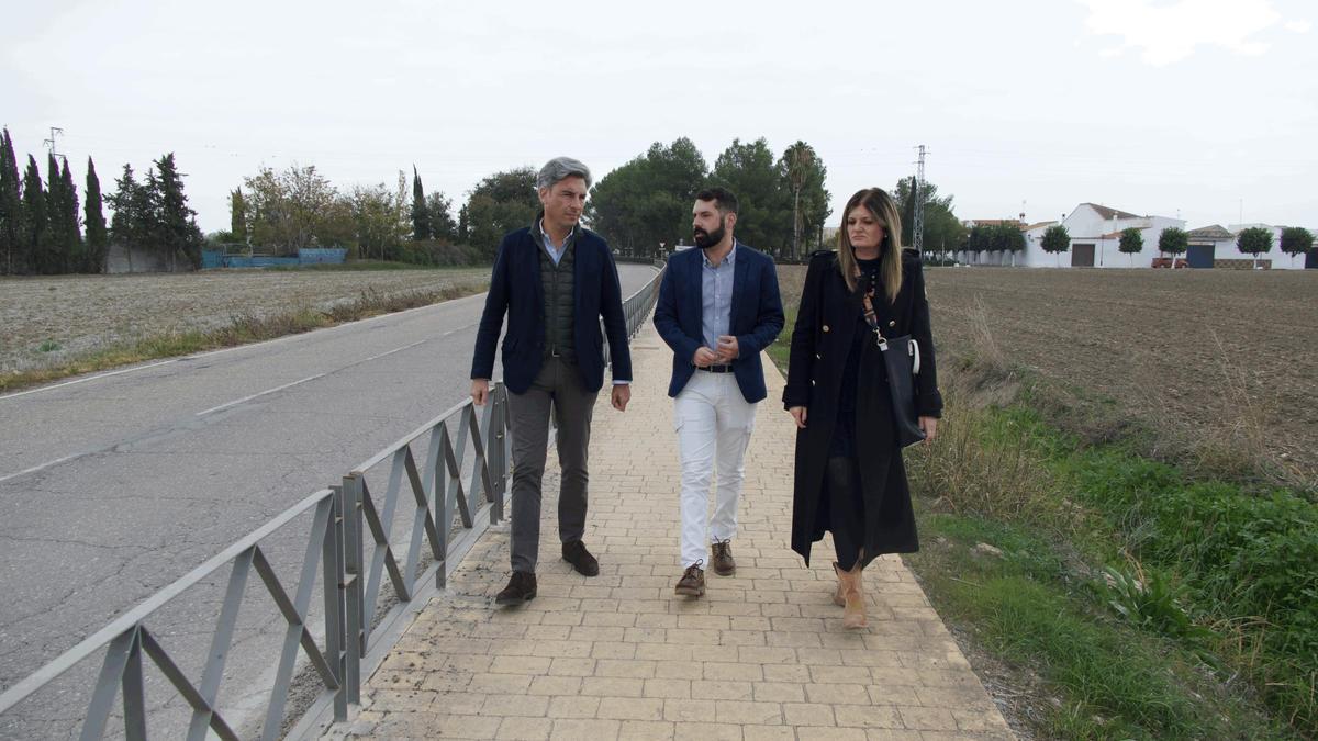 Imagen de archivo de una visita de Andrés Lorite a la carretera que une El Carpio y Maruanas.