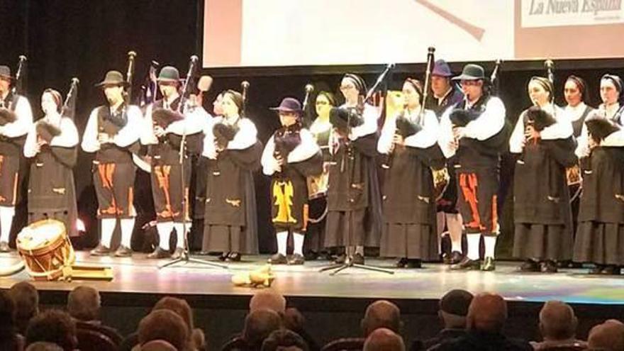 Sobre estas líneas, público, ayer, en el teatro Filarmónica; debajo, la Banda de Gaitas &quot;Marino Tapiega&quot;.