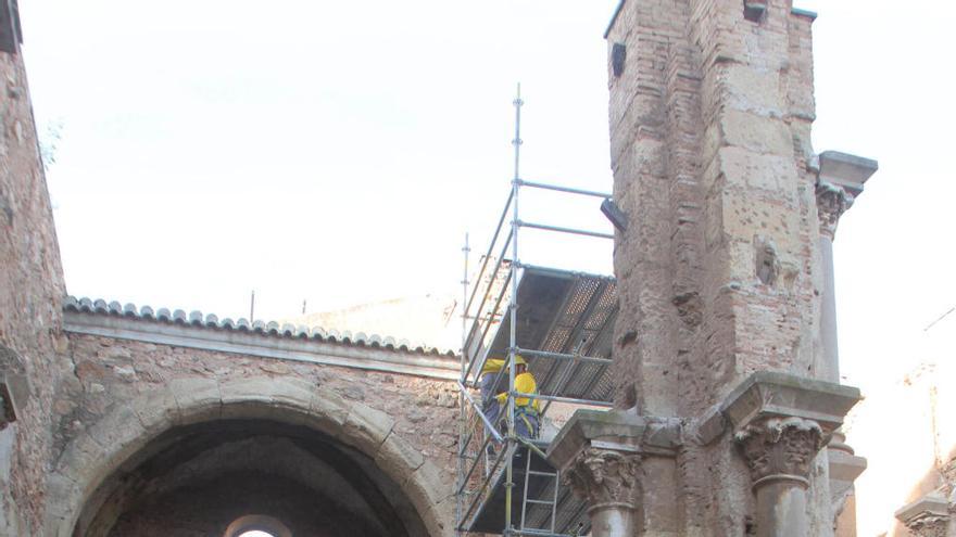 Santa María la Vieja está situada en pleno casco antiguo de la ciudad.