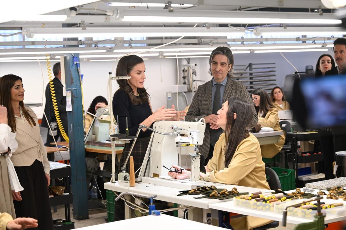 La reina Letizia visita la fábrica de calzado de la firma Pedro García