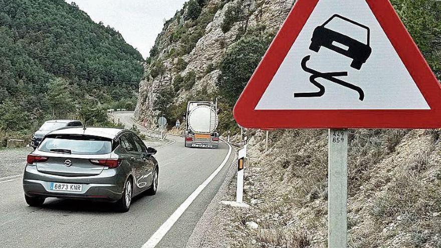 Un camión circulando por un tramo pendiente de mejora cerca de Fiscal.