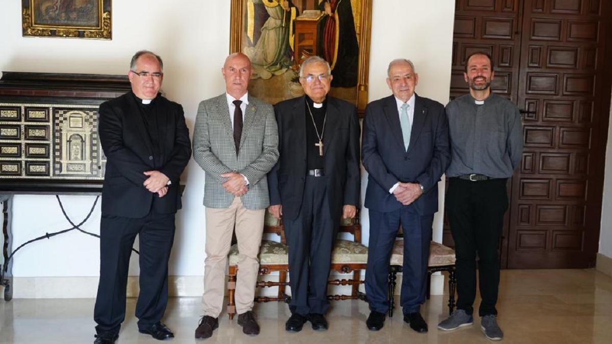 El obispo, con miembros de las hermandades de la Virgen de Luna de Pozoblanco y Villanueva de Córdoba.