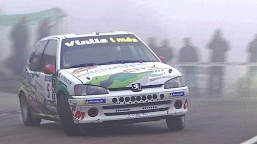 Aleix Vila, amb el seu Peugeot 106, envoltat de boira a l&#039;inici de la prova