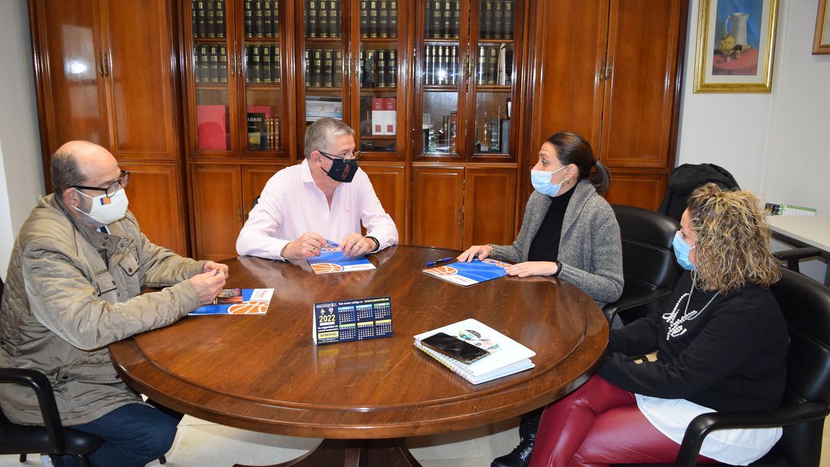 La nueva alcaldesa de Guadassuar, Rosa Almela, y la concejal de Deportes, Teresa Fuertes, recibieron al presidente de la Federación de Baloncesto de la Comunitat Valenciana (FBCV), Salvador Fabregat, para abordar el marco de colaboración.