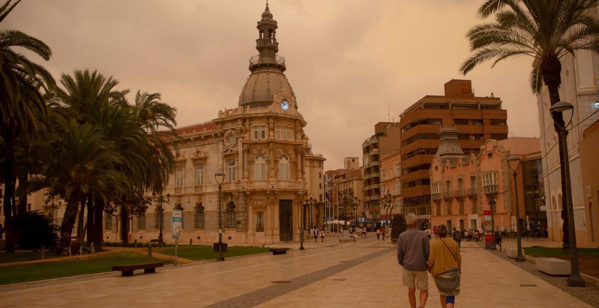 La calima dotó de un particular tono anaranjado a Cartagena durante la tarde de ayer. | LOYOLA PÉREZ DE VILLEGAS