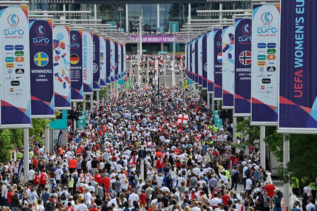 Aficionados ingleses llegando a  Wembley