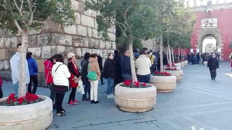 Turistas delante del Real Alcázar de Sevilla./ El Correo