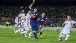 marcosl51266989 barcelona   07 12 2019  deportes      luis suarez golpea el 191207221242