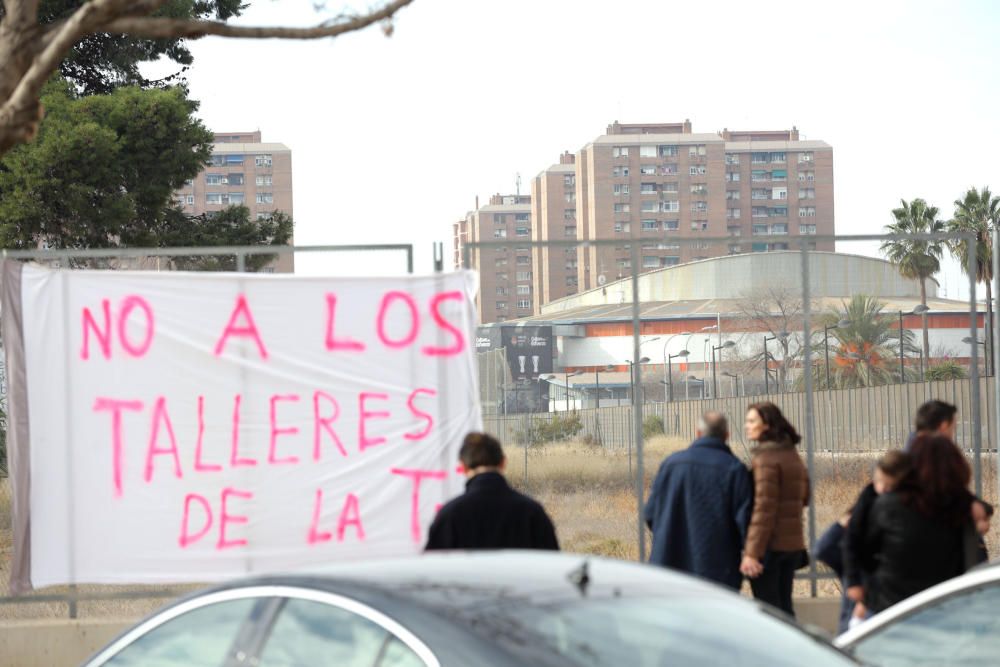 Manifestación vecinal en contra de los talleres de la T2 en Quatre Carreres