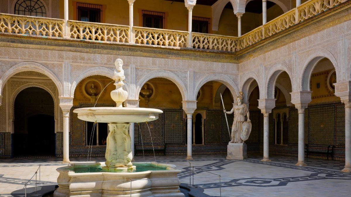 El palacio más bonito de Sevilla que fue punto de encuentro de la 'jet set' europea, escenario de películas de cine y tiene una mezcla de estilos que evidencian el paso de los siglos entre sus paredes.