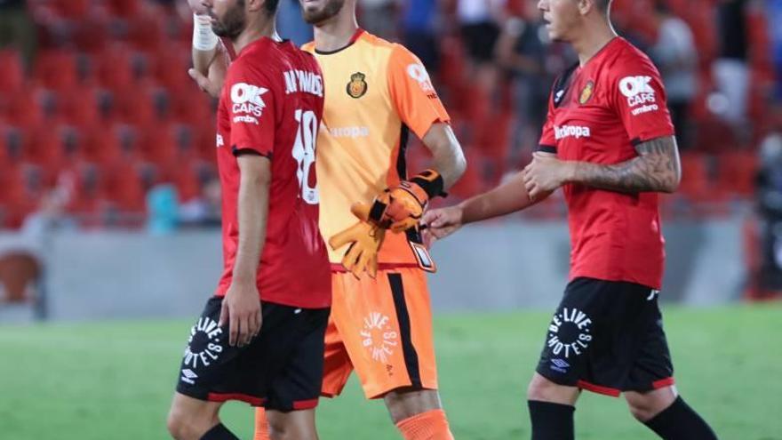 Santamaría, portero del Mallorca, sonríe al final del partido ante el Girona, junto a Juan Domínguez y Raíllo.