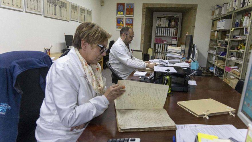 Trabajadores del Archivo Diocesano, que buscan las actas de bautismo antiguas. | Jesús Prieto