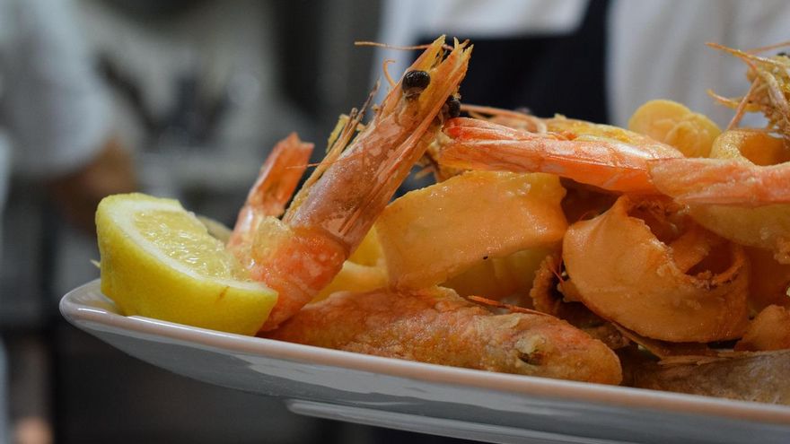 Comer “bueno y barato” en Cádiz es posible: este es el restaurante en el que puedes probar todo su ‘pescaíto’ por 2,50 euros