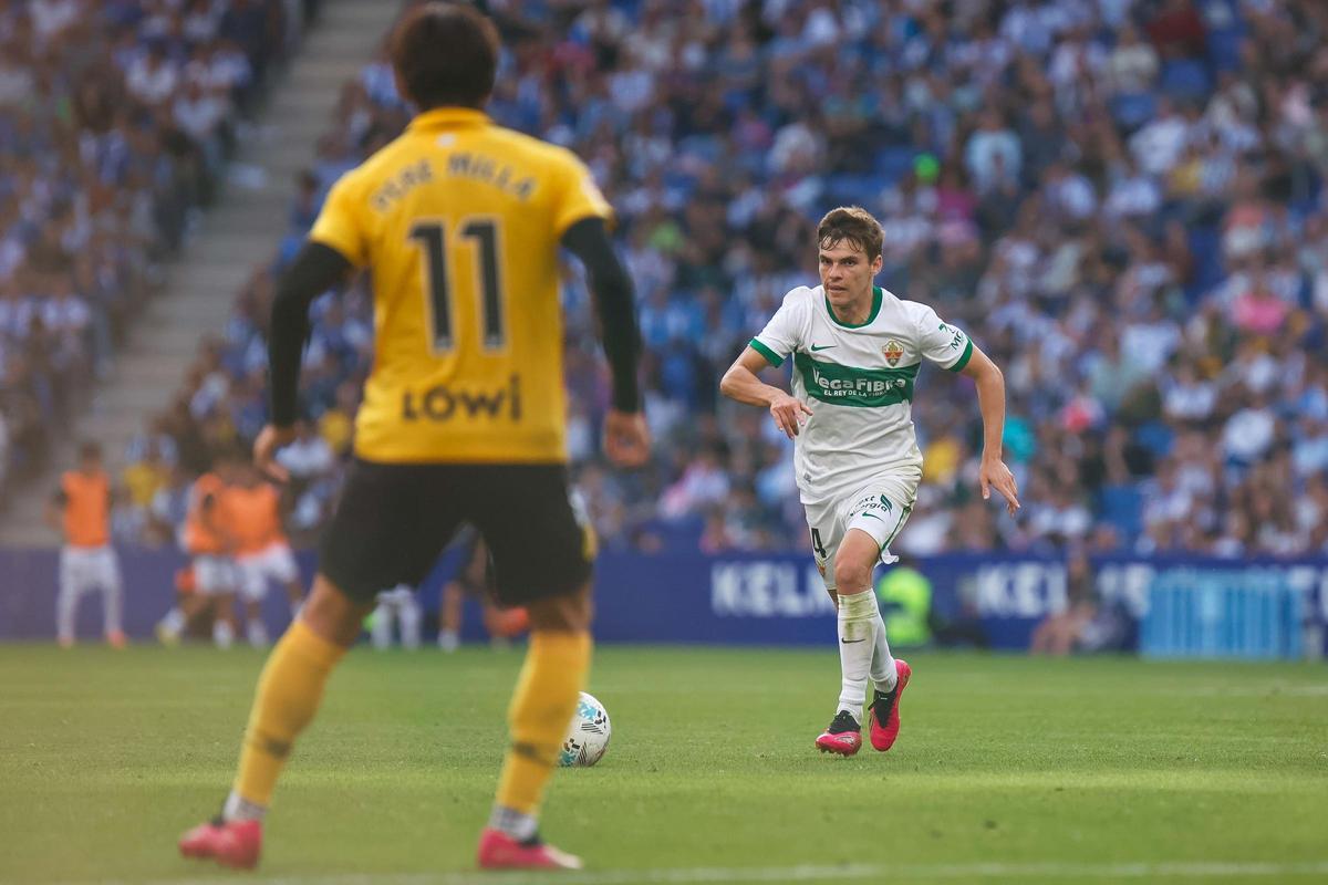 Febas conduce el balón durante el partido de la primera vuelta, con Pere Milla cubriéndole