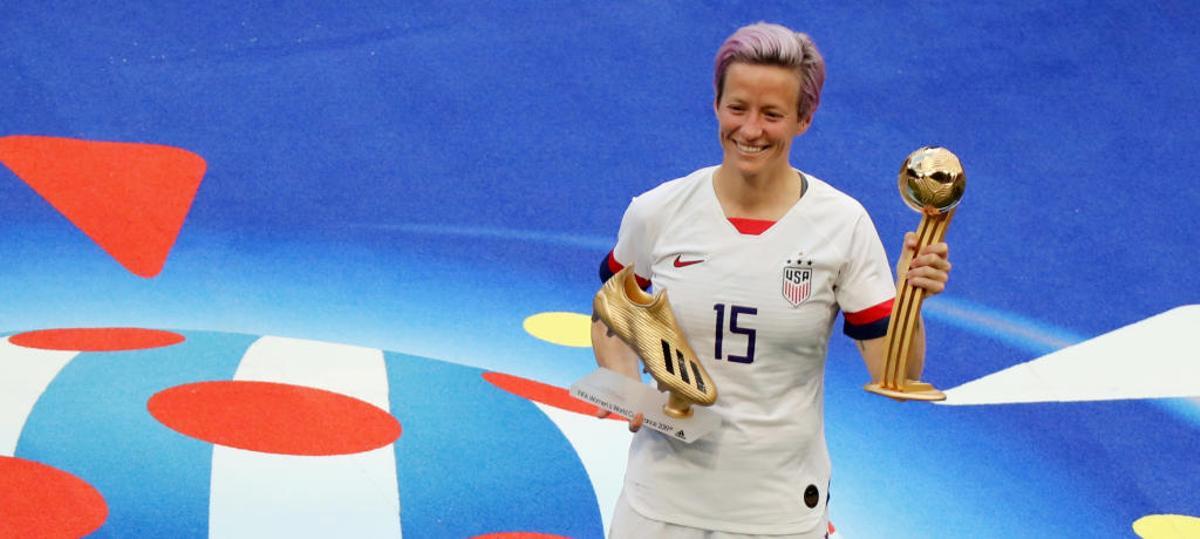 Megan Rapinoe posa con los trofeos.