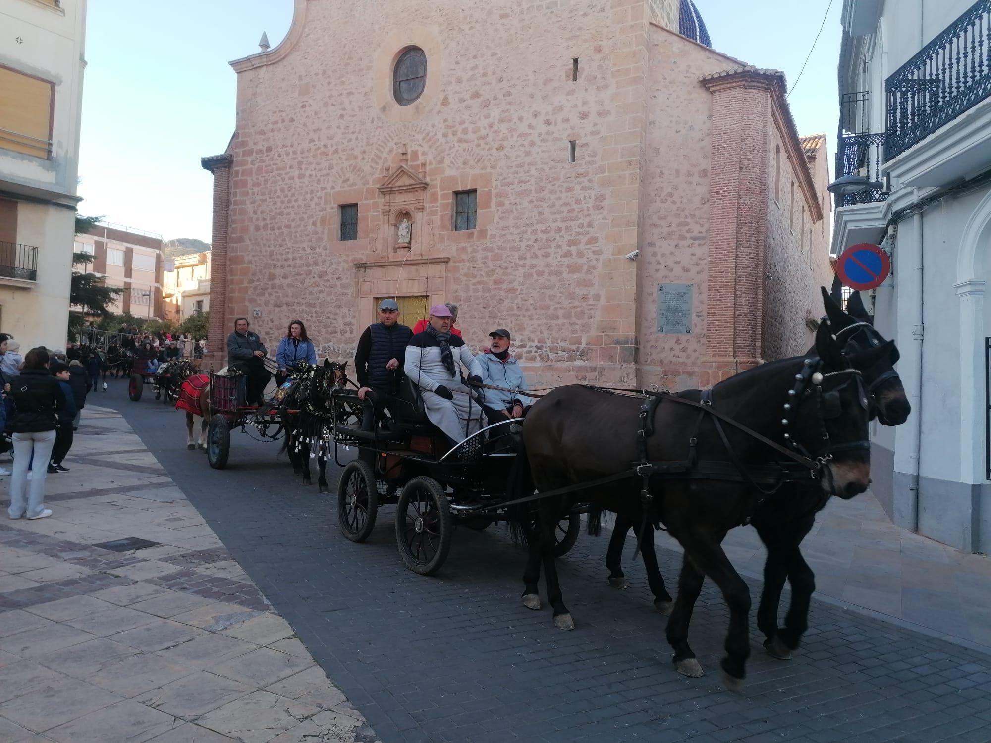 La Vall recupera su multitudinario pasacalle de Sant Antoni