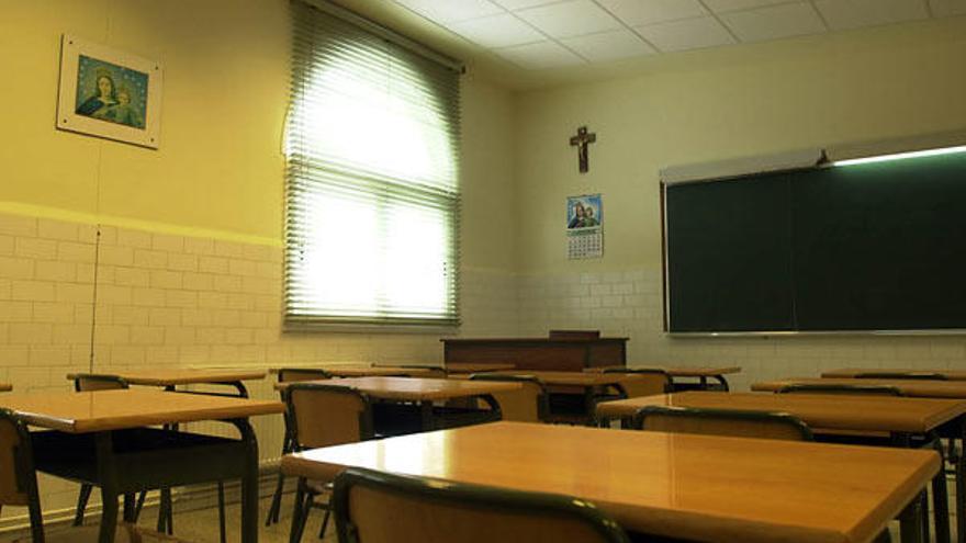 Un crucifijo, sobre la pared de un aula en un colegio gallego.