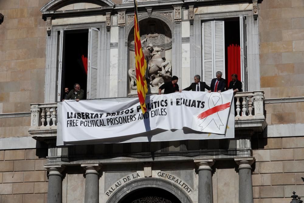 Torra canvia el llaç groc per un de blanc amb una franja vermella a la Generalitat