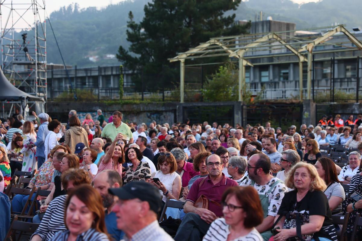 EN IMÁGENES: Concierto de Víctor Manuel por San Xuan en el Pozu Barreo