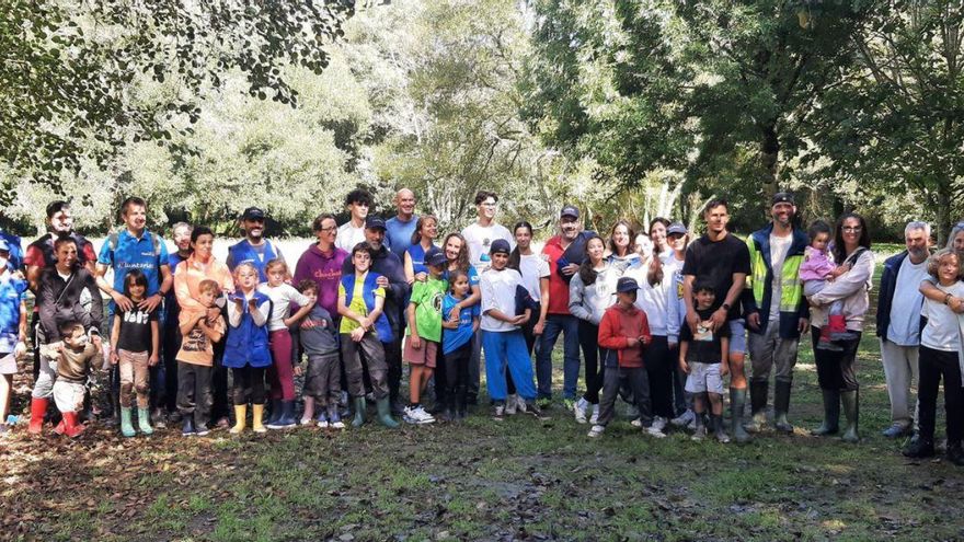 Voluntarios de Naturgy rehabilitan charcas en Carral | LOC