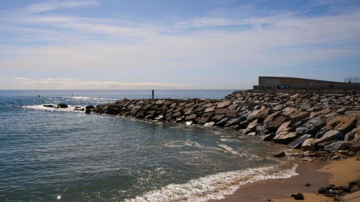 Badalona instal·la cinc baranes a les platges per facilitar l’accés a l’aigua