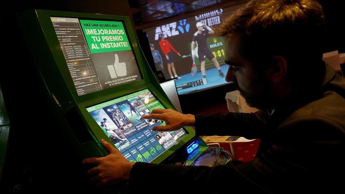 Un hombre realiza apuestas deportivas en una sala de juegos de Madrid, el pasado enero