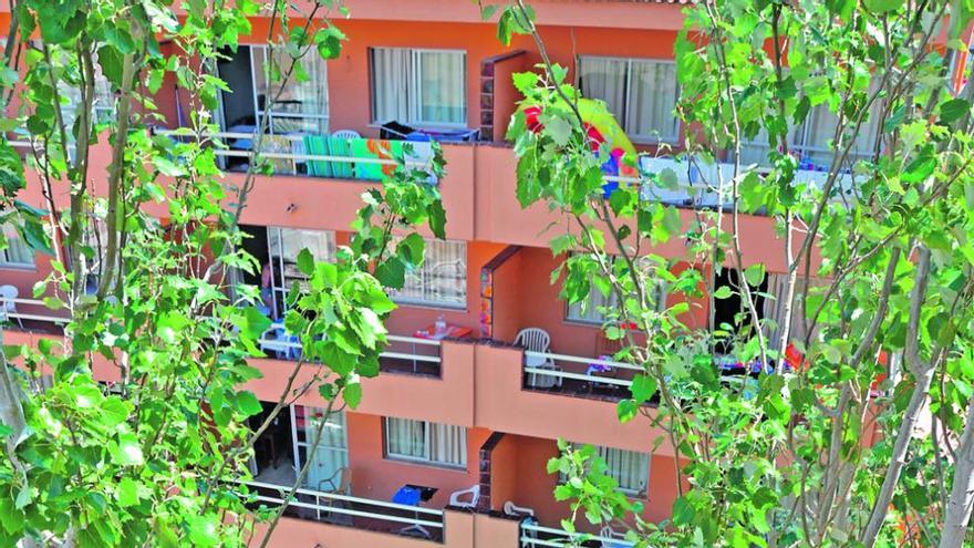 Bloque de apartamentos desde el que se precipitó ayer un joven escocés.