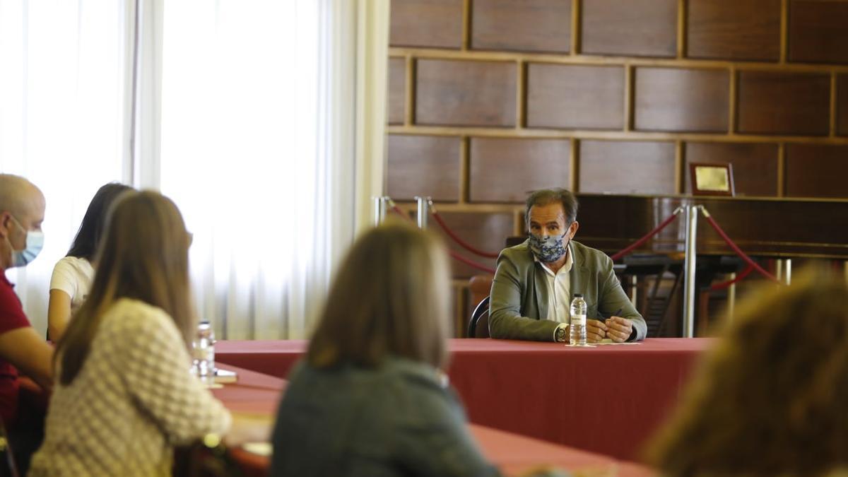 El consejero Ángel Lorén en la reunión con los representantes de las entidades sociales, este jueves.