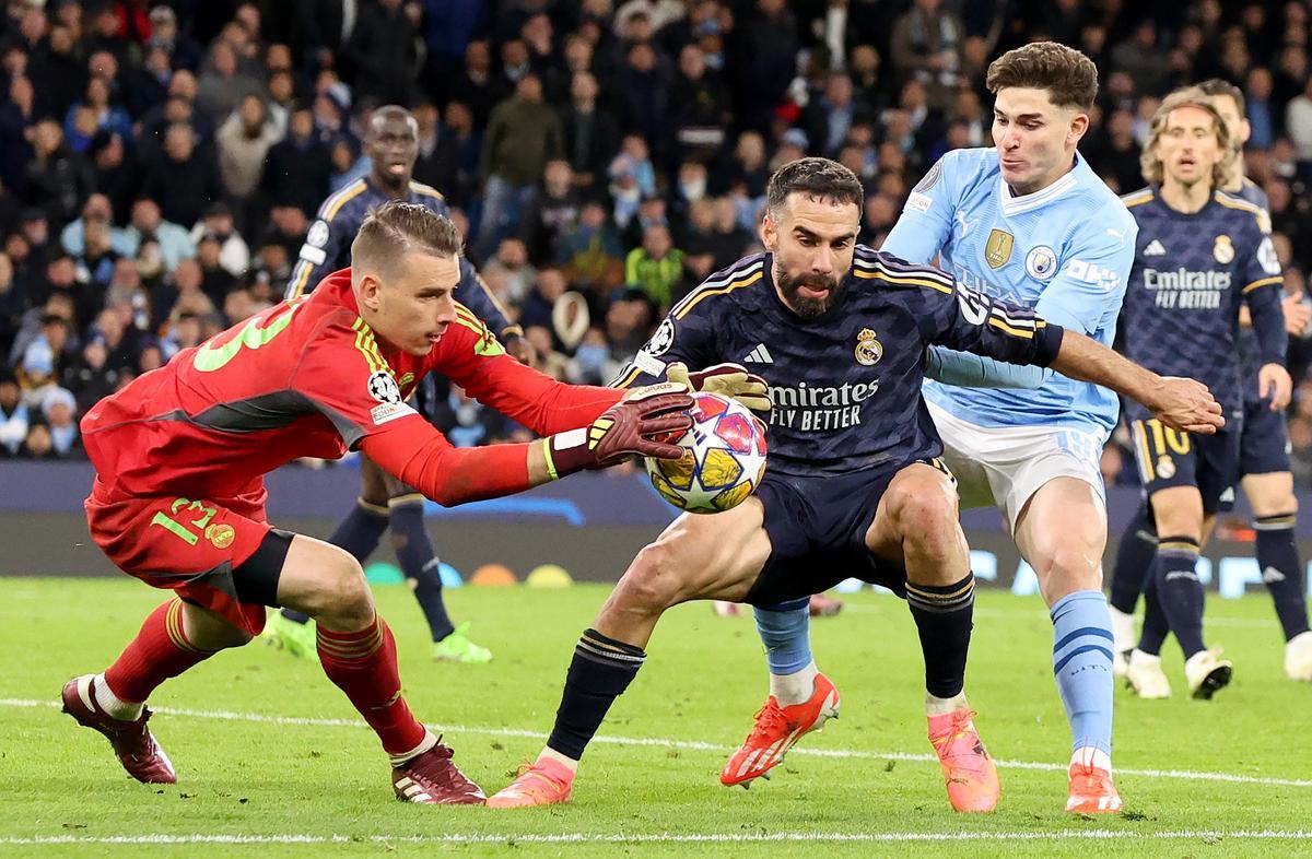 Lunin y Carvajal defendiendo una contra del Manchester City