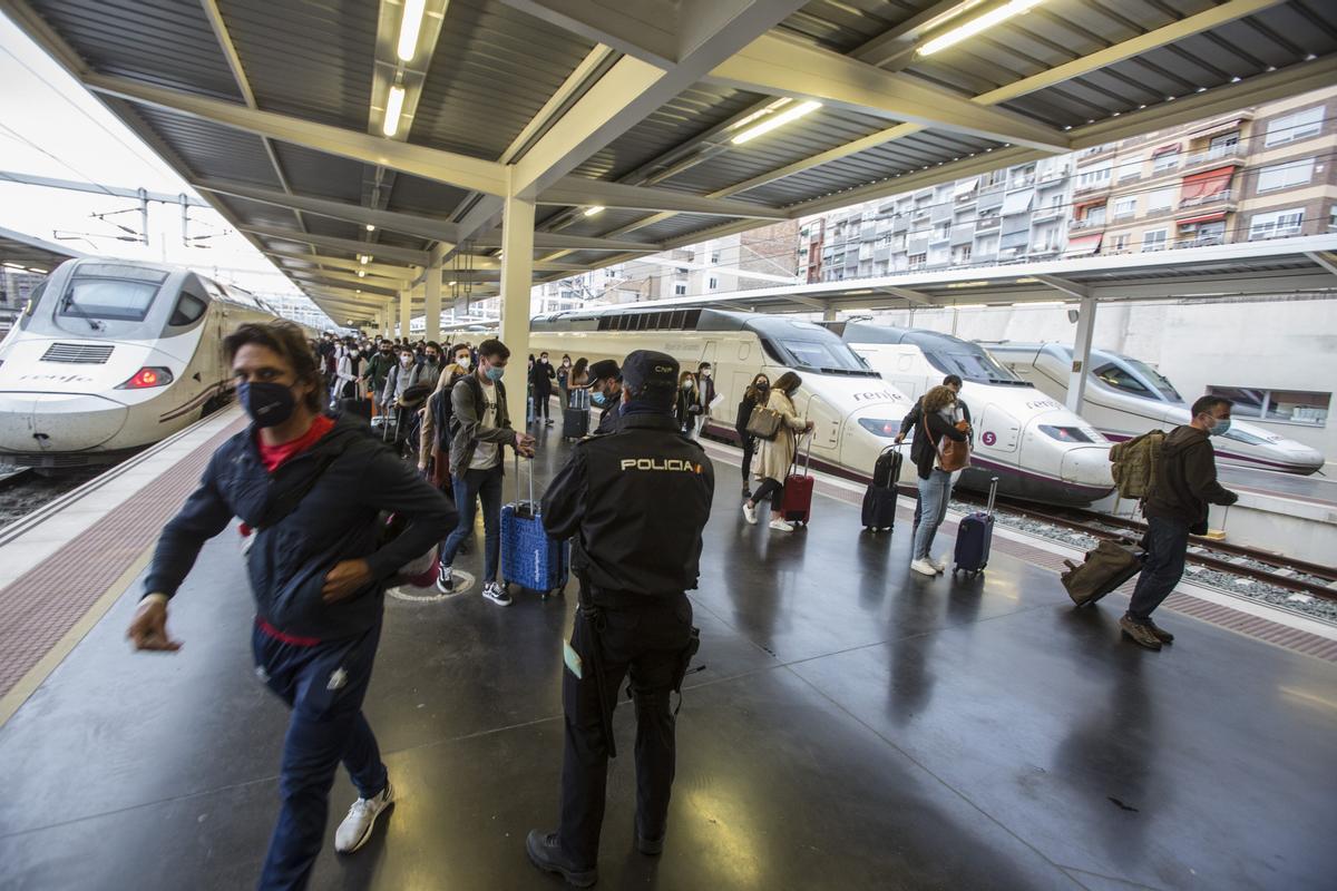 Controles de la Policía Nacional en la estación de Renfe en Alicante Controles de la Policía Nacional en la estación de Renfe en Alicante