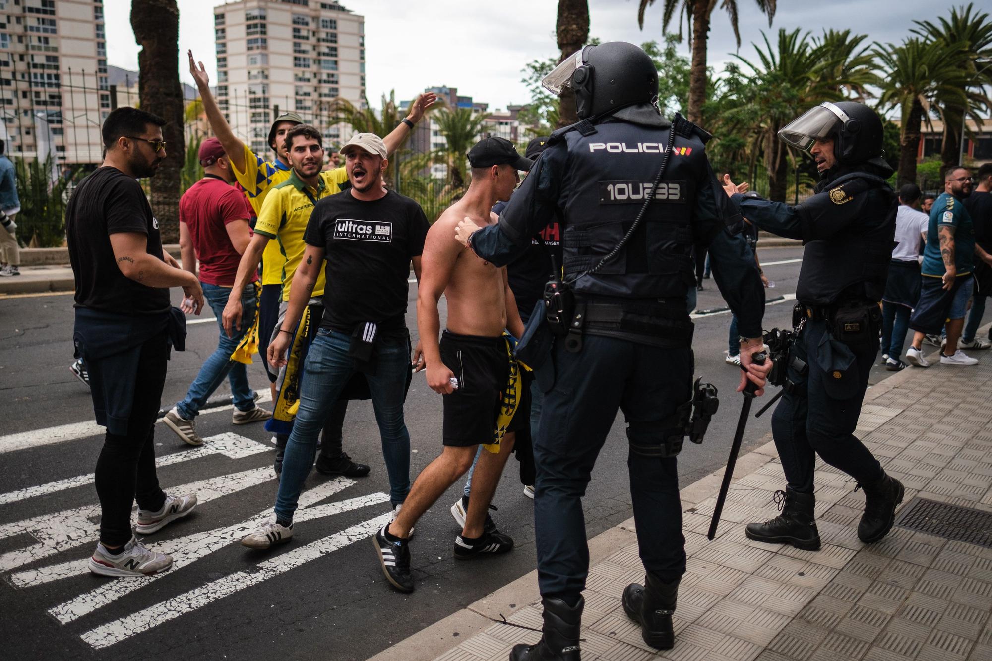 Ambiente e incidentes de la afición de la UD Las Palmas antes de llegar al Heliodoro