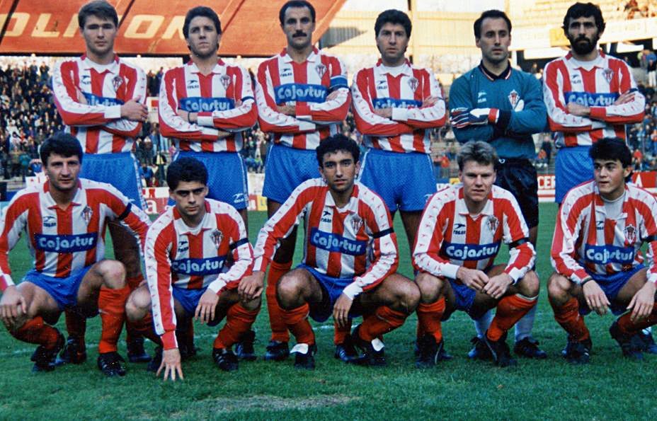 Equipo inicial del Sporting en el partido frente al Cádiz en El Molinón de la  Liga 1990-91. Por la izquierda, de pie, Luhovy, Juan Carlos, Joaquín, Emilio, Juan Carlos Ablanedo y Jiménez; agachados, Tati, Arturo, Abelardo, Nilsson y Luis Enrique. | LNE