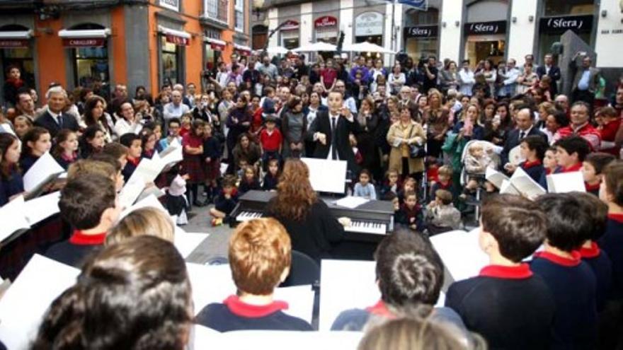 El coro de voces blancas de Atlantic School, Guaydil y Garoé canta villancicos en Triana