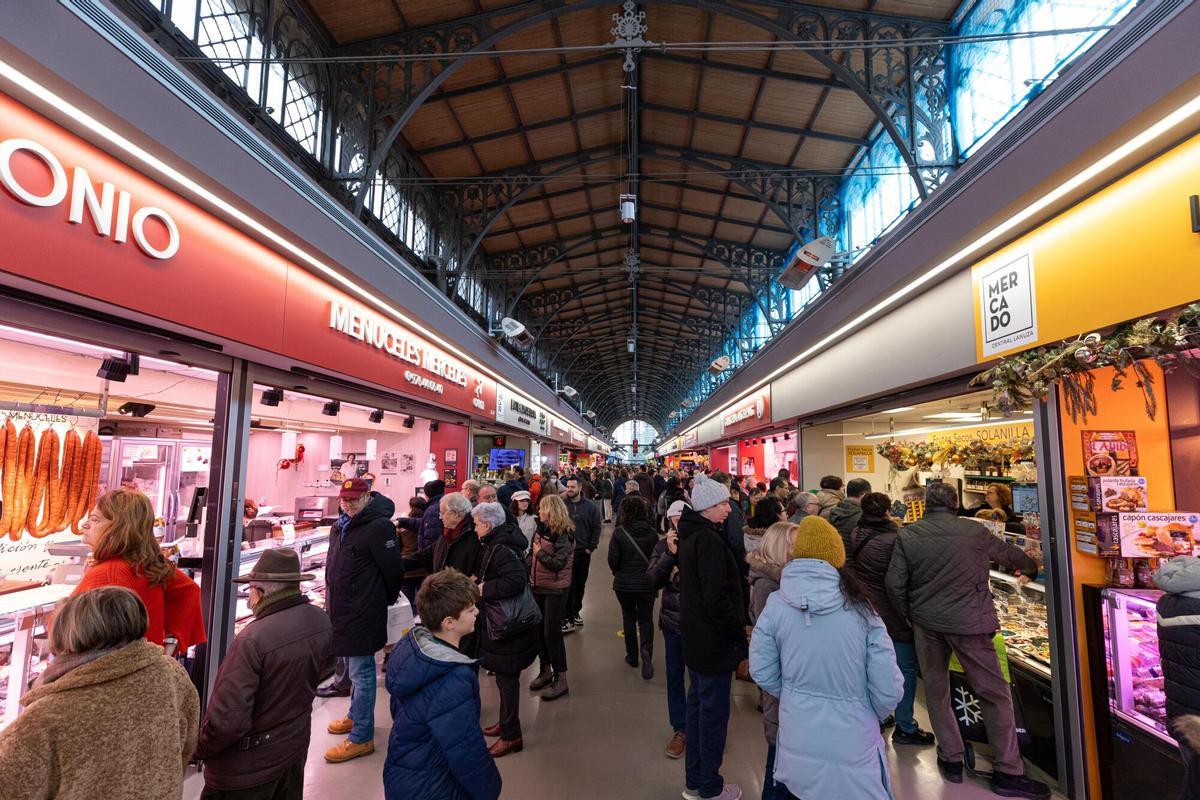 En imágenes | Llenazo en el Mercado Central para las últimas compras antes de Navidad