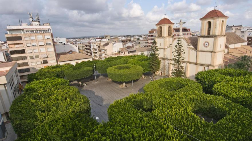 La Plaza de la Constitución en el casco antiguo de Almoradí es escenario de eventos culturales.