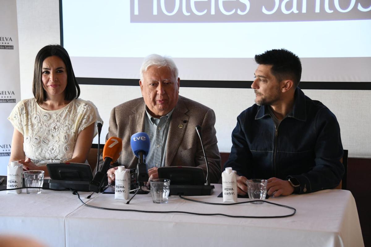 Juan García Serrano, entre Besora y Martín en la rueda de prensa de este lunes en Murcia.