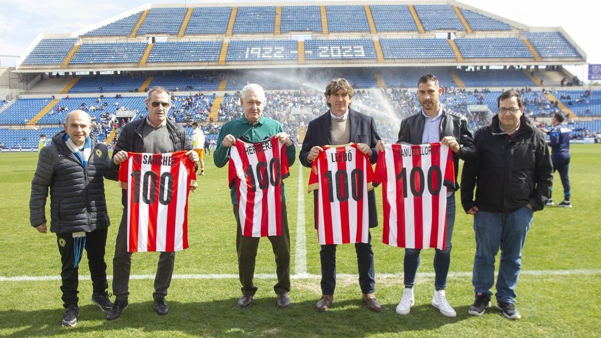 Los cuatro nuevos embajadores del Hércules posan durante el descanso del partido contra el Mestalla en el Rico Pérez.